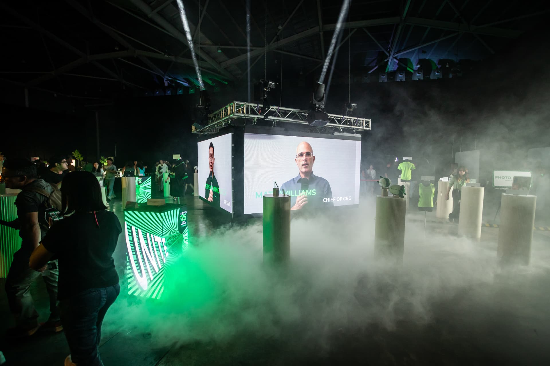 Immersive corporate event with LED screens, live presentation and atmospheric stage production